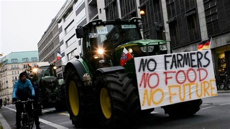 German farmers threaten further protests over fuel subsidy cuts