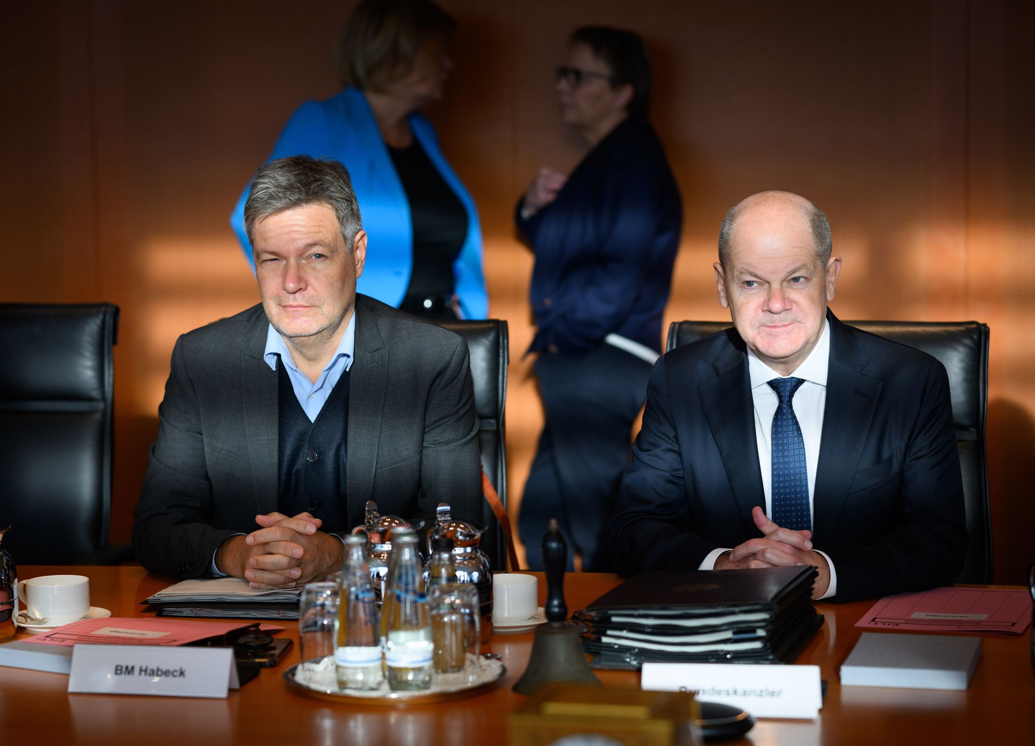 Robert Habeck (L), German Minister for Economic Affairs and Climate Protection, and German Chancellor Olaf Scholz sit at the start of the Cabinet meeting in the Federal Chancellery. Germany's Committee of Inquiry into the country's nuclear phase-out is set to hold its final session on 16 January, with Habeck and Scholz scheduled to testify. Credit: Bernd von Jutrczenka/dpa